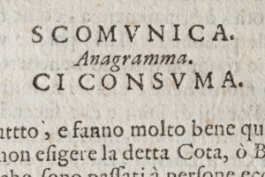 Particolare di pagina antica che mostra un anagramma tra le parole SCOMVNICA e CI CONSVMA.