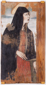 Donna in abito rosso e mantello nero, con lacrima e volto rivolto di profilo, su tavola lignea danneggiata.